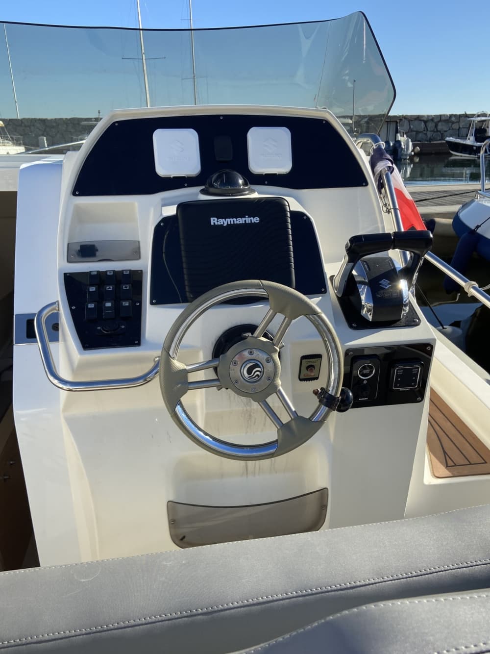 Il meglio di Grimaud si trova sull'acqua: una giornata intera in esclusiva su un motoscafo.