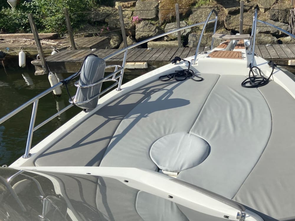 Il meglio di Grimaud si trova sull'acqua: una giornata intera in esclusiva su un motoscafo.