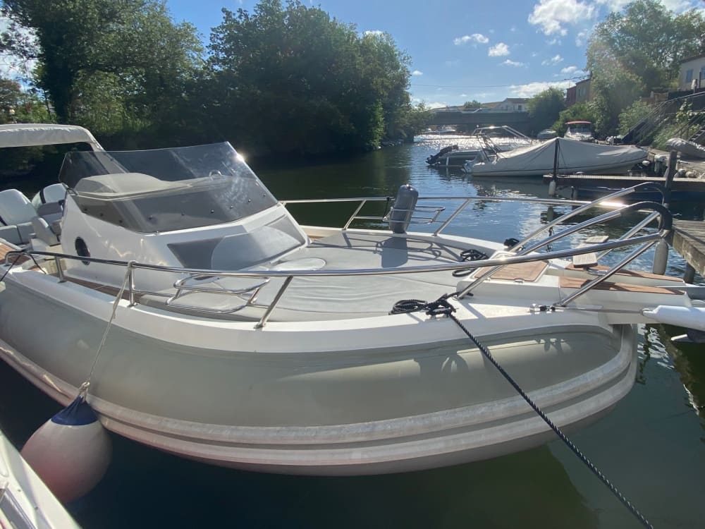 Il meglio di Grimaud si trova sull'acqua: una giornata intera in esclusiva su un motoscafo.
