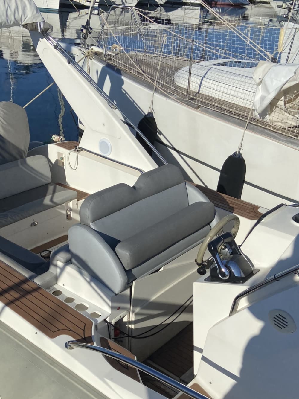 Il meglio di Grimaud si trova sull'acqua: una giornata intera in esclusiva su un motoscafo.