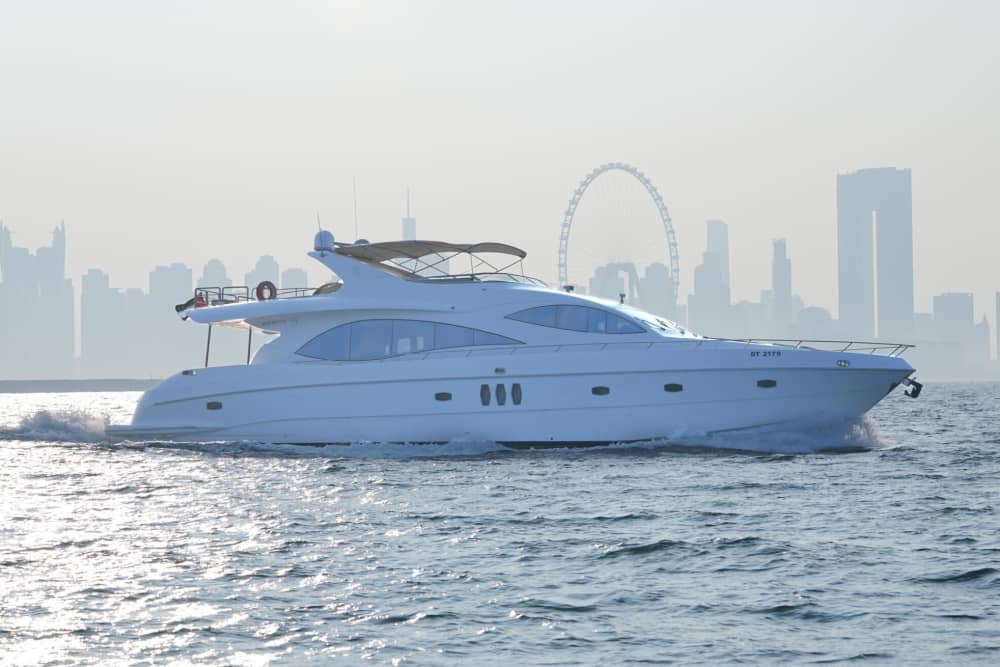 Passeio de 4 horas em um iate glamouroso saindo da Marina de Dubai