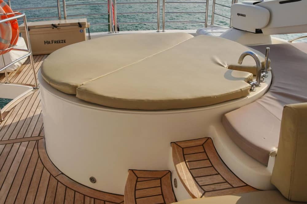 Passeio de 4 horas em um iate glamouroso saindo da Marina de Dubai