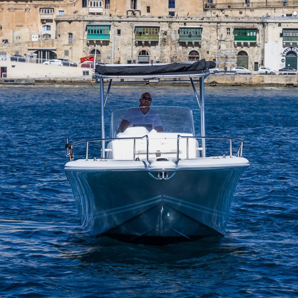 Entdecken Sie Malta vom Meer aus: Privater ganztägiger Bootscharter