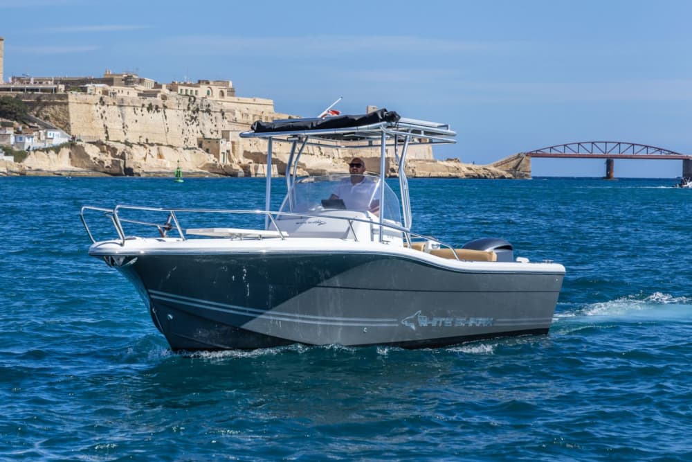 Entdecken Sie Malta vom Meer aus: Privater ganztägiger Bootscharter