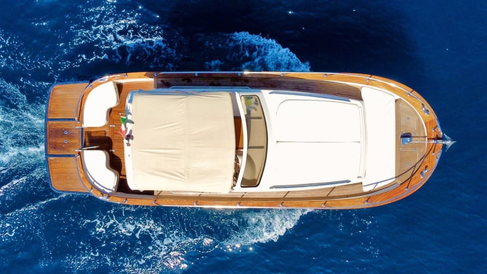 Scopri Sorrento a bordo di un motoscafo per 7 ore e 30 minuti.