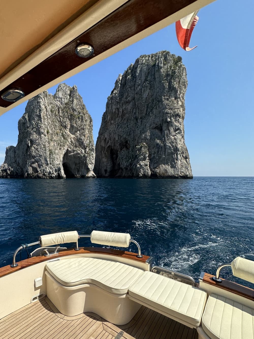 Scopri Sorrento a bordo di un motoscafo per 7 ore e 30 minuti.