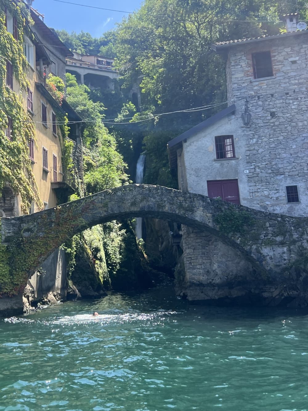 Escursione di mezza giornata alla scoperta di Como: una breve fuga in motoscafo.