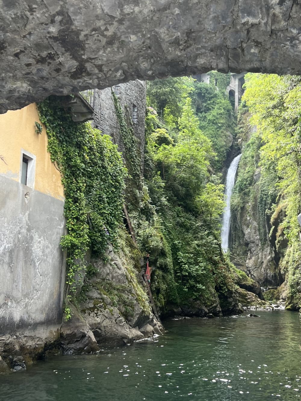 Escursione di mezza giornata alla scoperta di Como: una breve fuga in motoscafo.