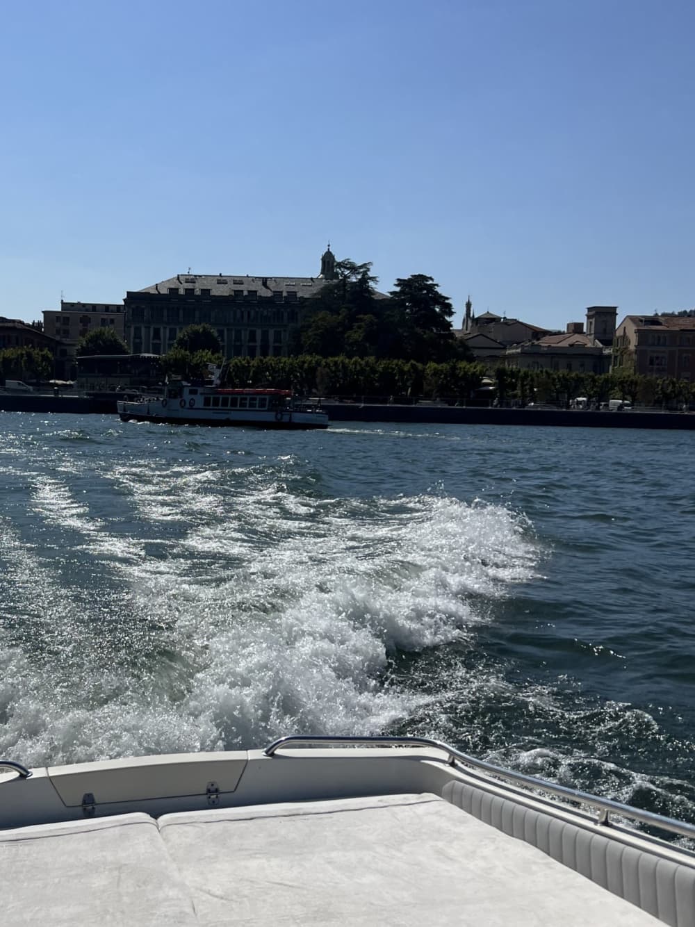 Escursione di mezza giornata alla scoperta di Como: una breve fuga in motoscafo.