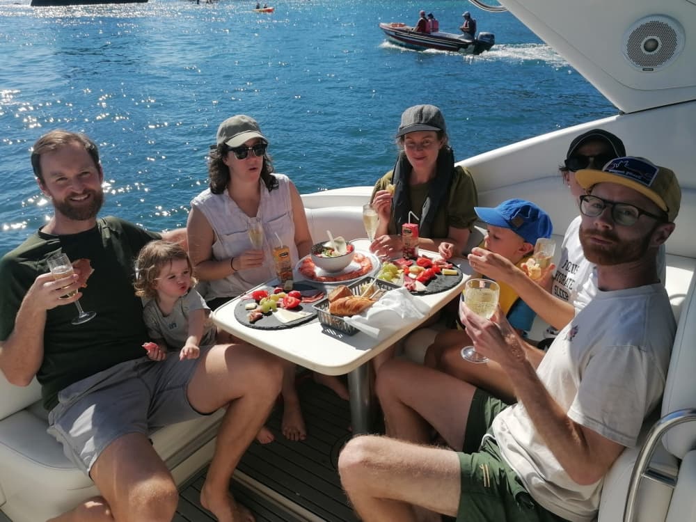 Excursion en bateau à moteur dans la grotte de Benagil