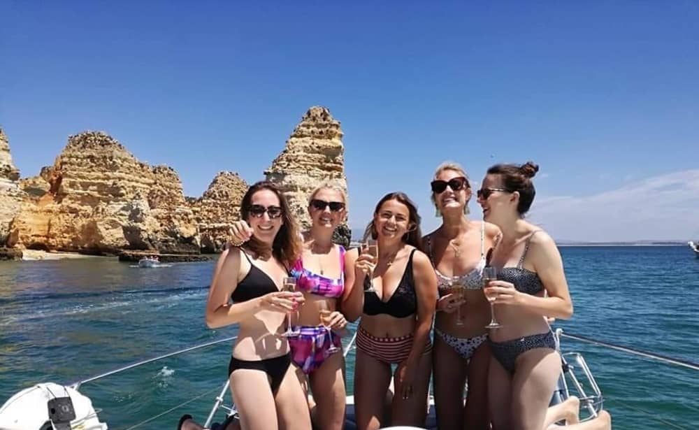 Excursion en bateau à moteur dans la grotte de Benagil