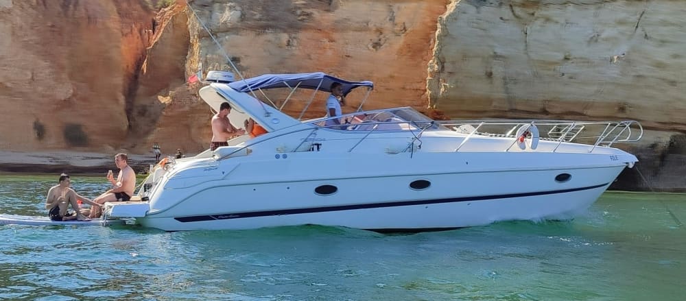 Excursion en bateau à moteur dans la grotte de Benagil