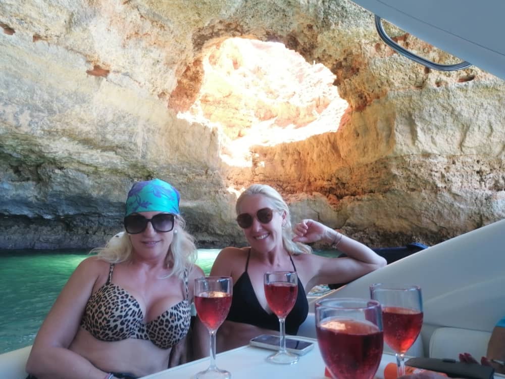 Excursion en bateau à moteur dans la grotte de Benagil