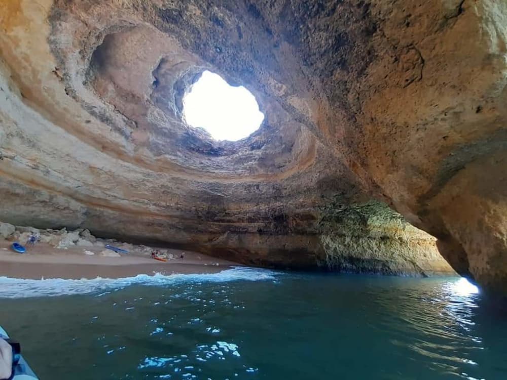 Excursion en bateau à moteur dans la grotte de Benagil