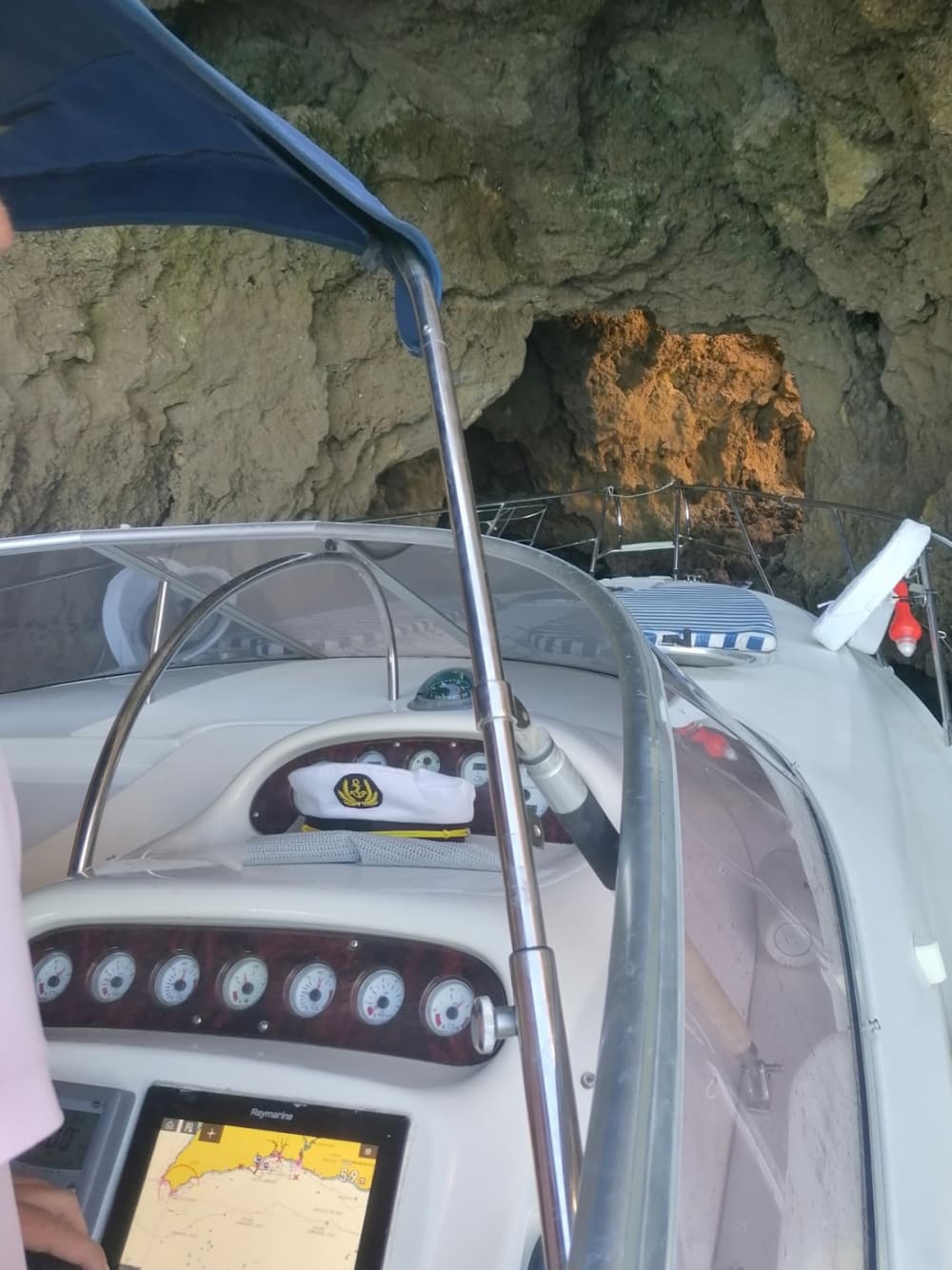 Excursion de 2 heures en bateau à moteur le long de la côte de Lagos et visite des grottes avec champagne