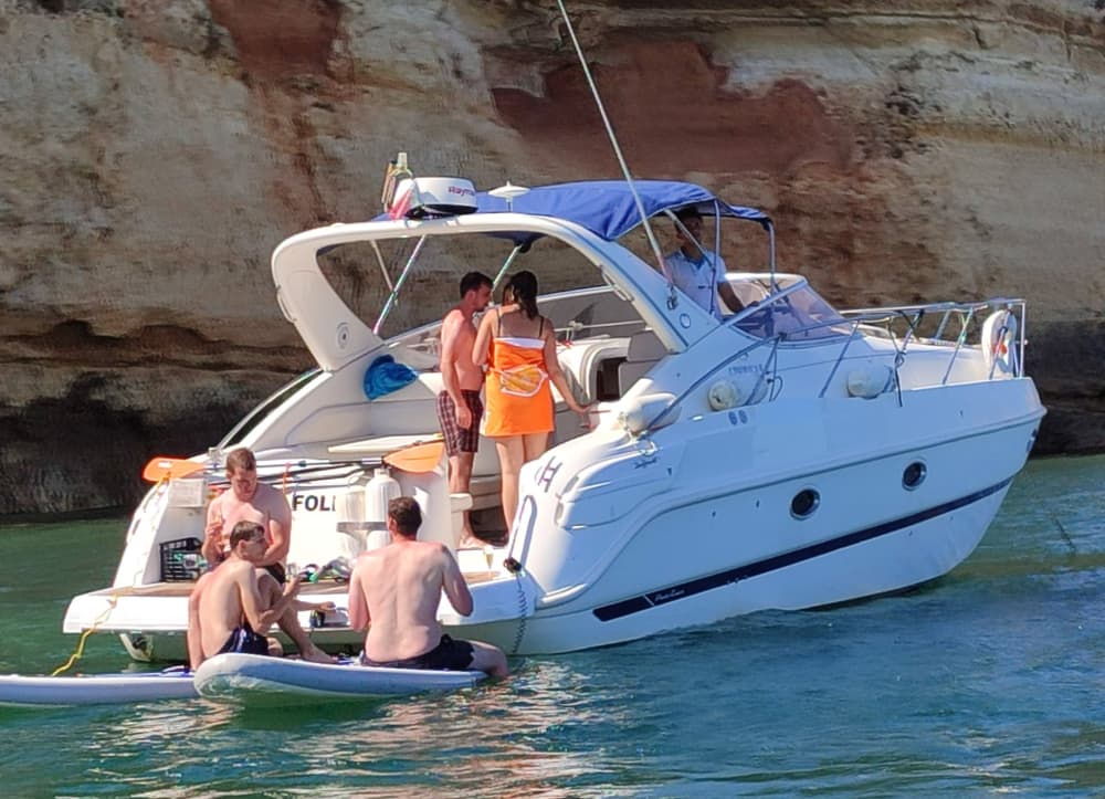 Excursion en bateau à moteur dans la grotte de Benagil