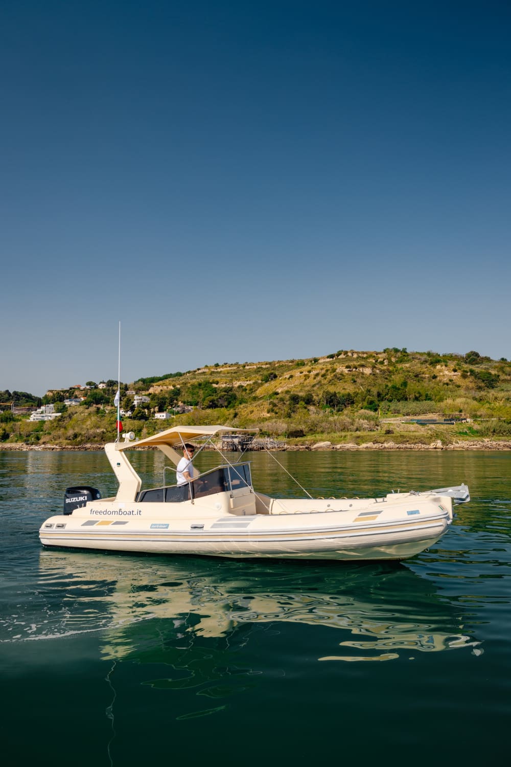 Concediti mezza giornata di relax su un motoscafo a Fossacesia.