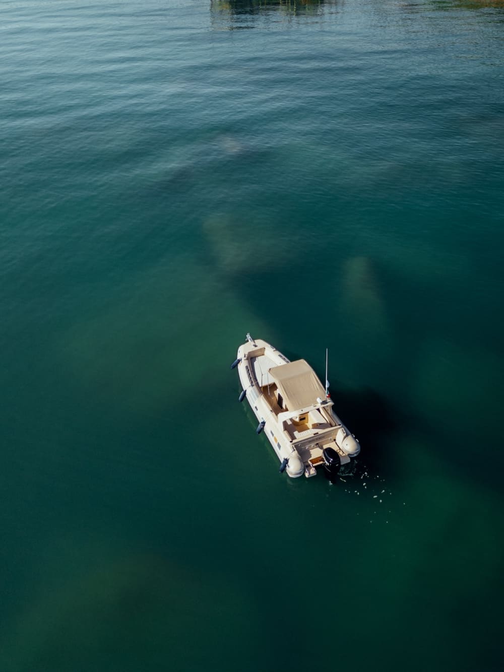 Concediti mezza giornata di relax su un motoscafo a Fossacesia.