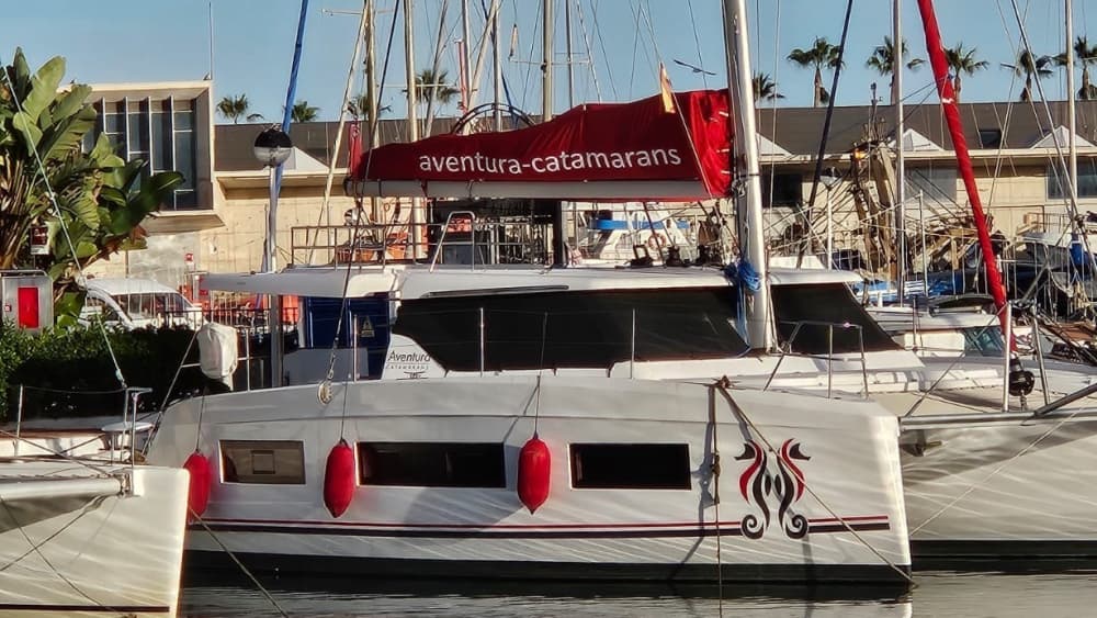 Erkunden Sie Estepona und genießen Sie einen ganzen Tag Segeln auf einem Katamaran.