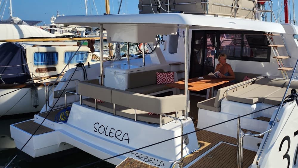 Erkunden Sie Estepona und genießen Sie einen ganzen Tag Segeln auf einem Katamaran.