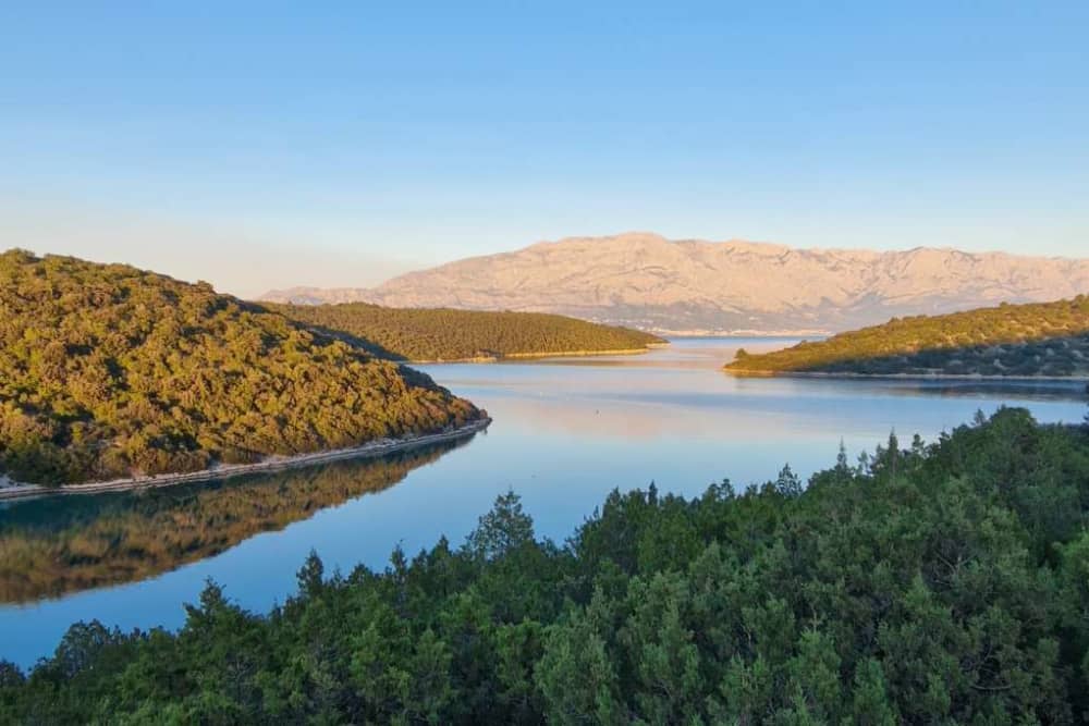 Explore Brač de barco – excursão privada de 9 horas