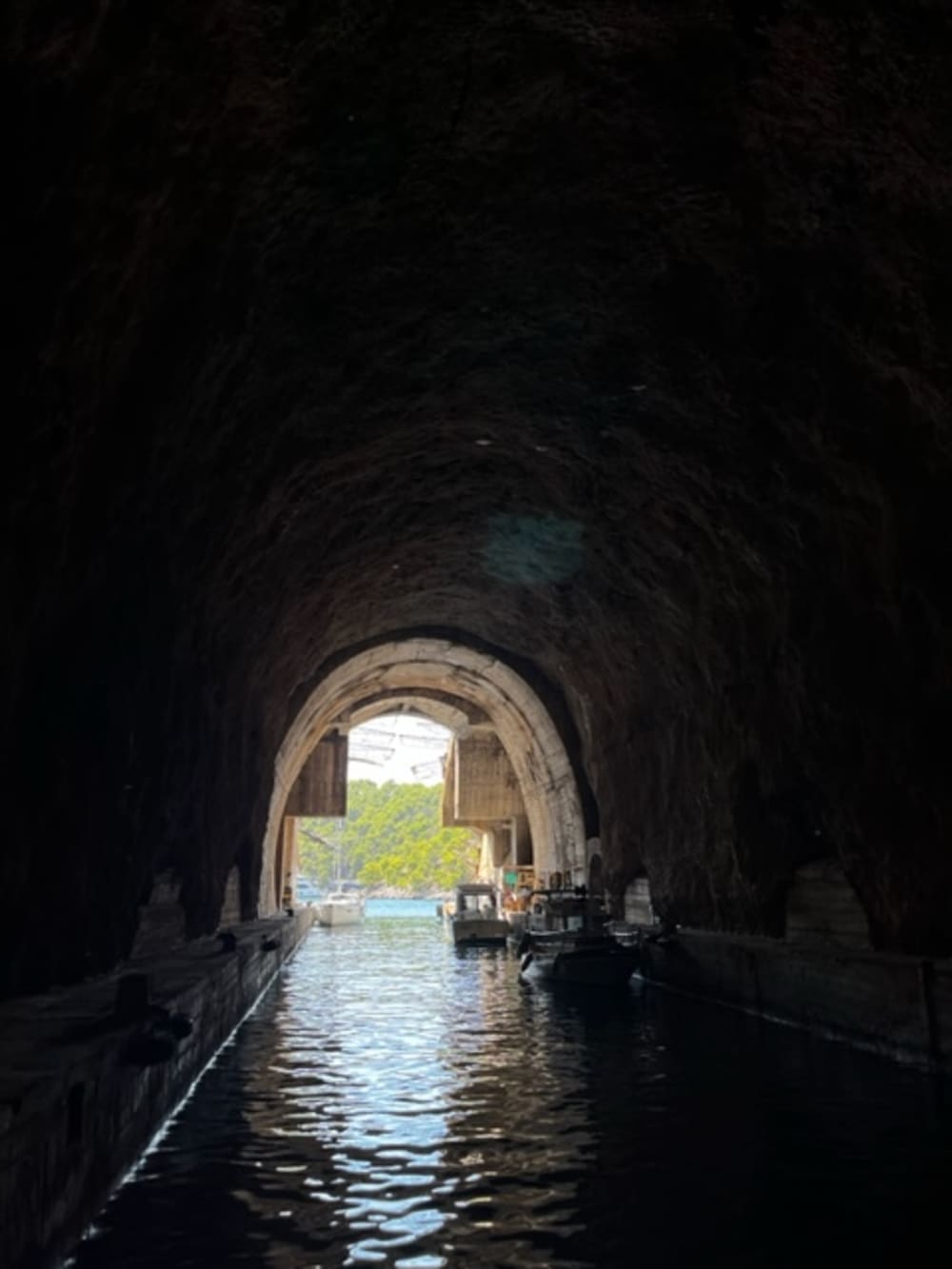 Explore Brač de barco – excursão privada de 9 horas
