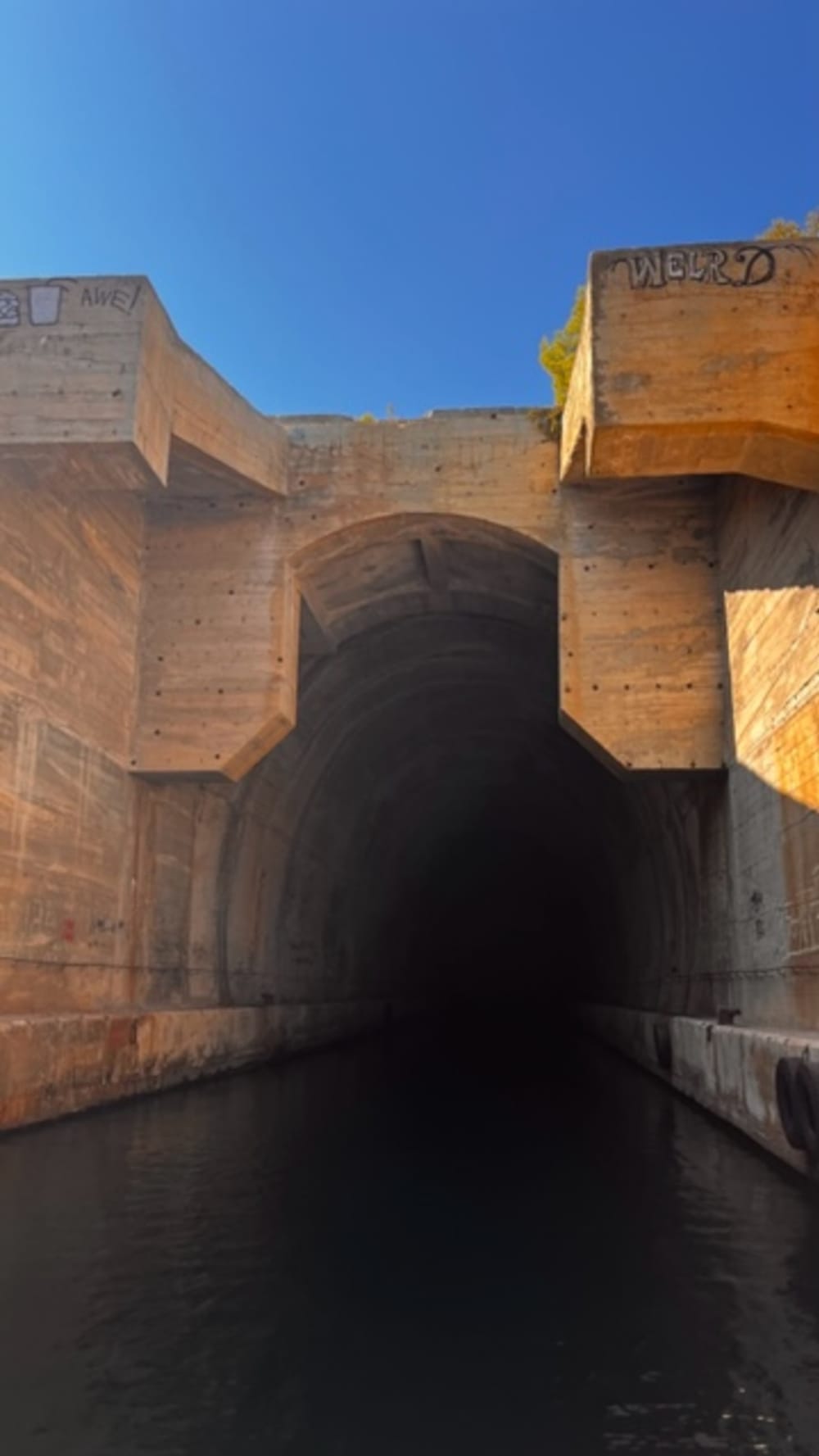 Explore Brač de barco – excursão privada de 9 horas