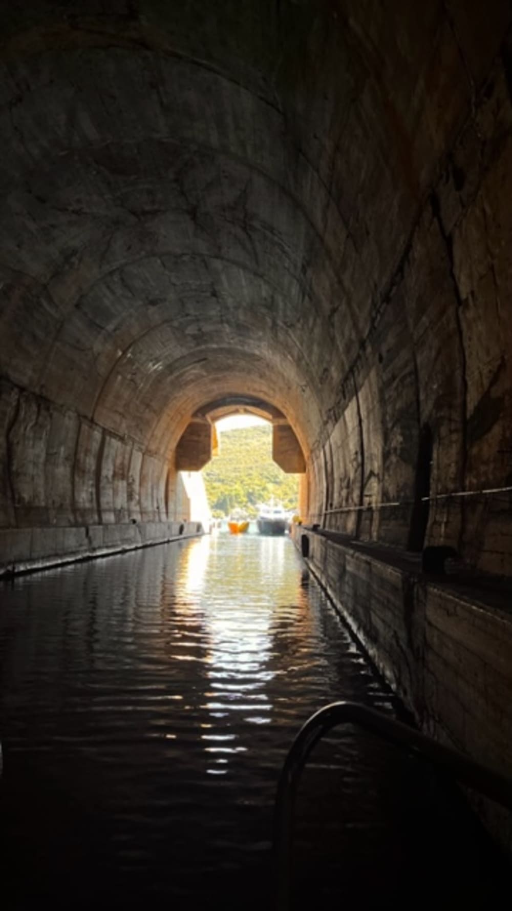 Explore Brač de barco – excursão privada de 9 horas