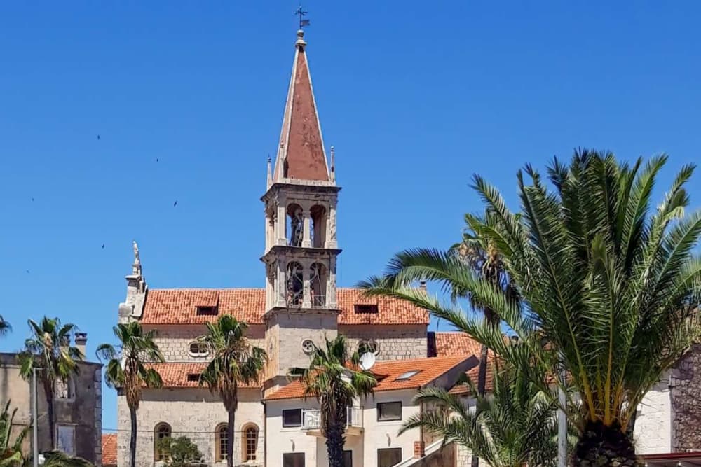 Explore Brač de barco – excursão privada de 9 horas