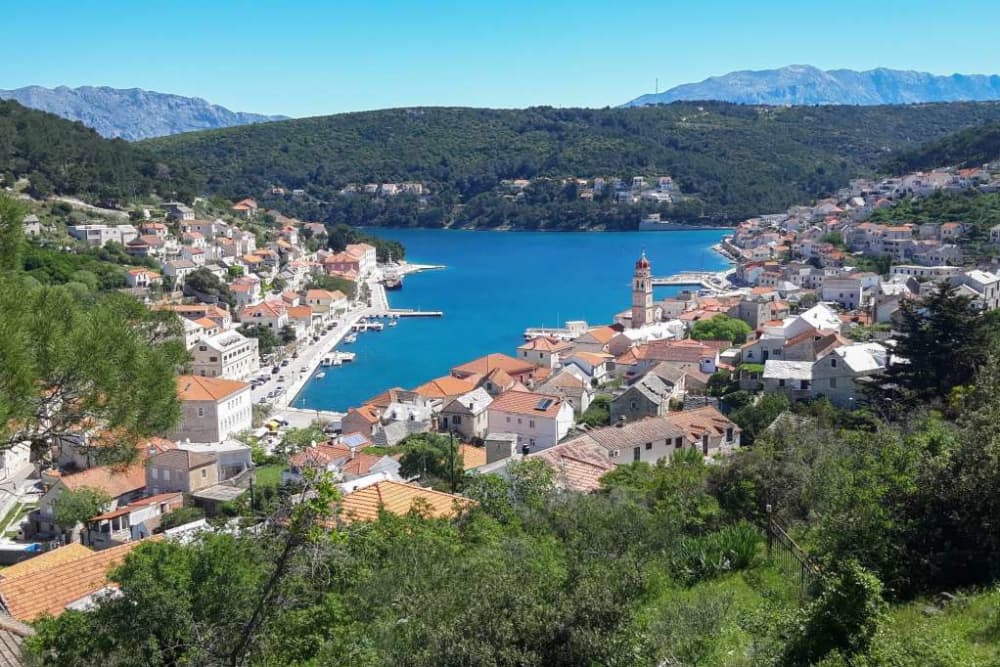 Explore Brač de barco – excursão privada de 9 horas