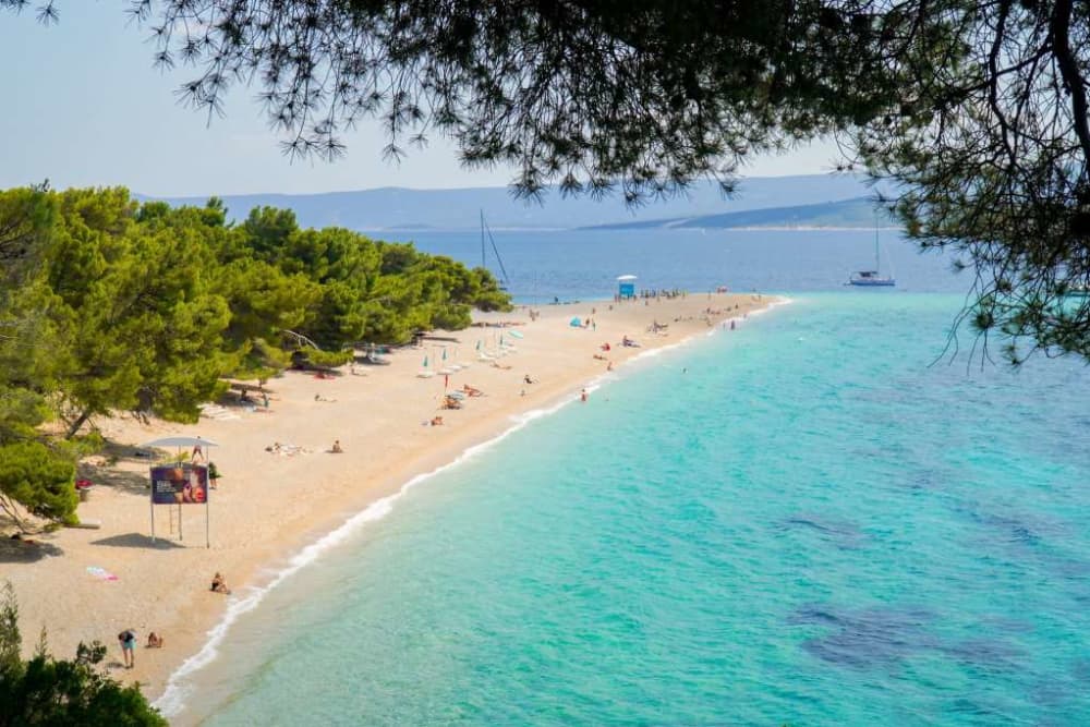 Explore Brač de barco – excursão privada de 9 horas