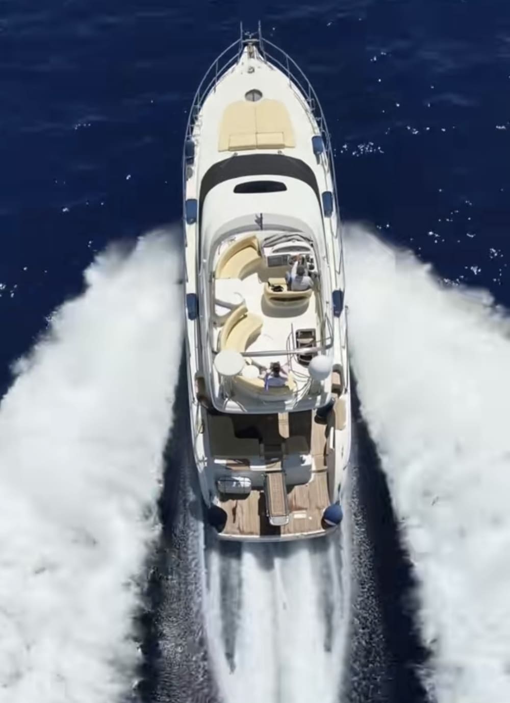 Erleben Sie Luxus pur in Heraklion mit einem Ganztagesausflug auf einer Motoryacht.