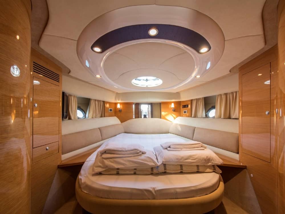 Erleben Sie Luxus pur in Heraklion mit einem Ganztagesausflug auf einer Motoryacht.