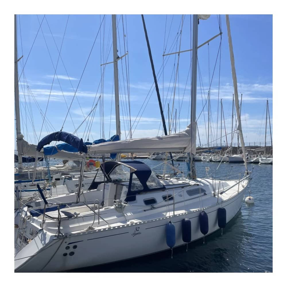 Explorez Hyères et profitez d'une journée complète de navigation à voile.
