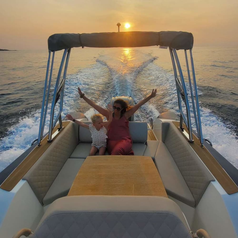 Disfruta de 8 horas en lancha motora para explorar Algajola.