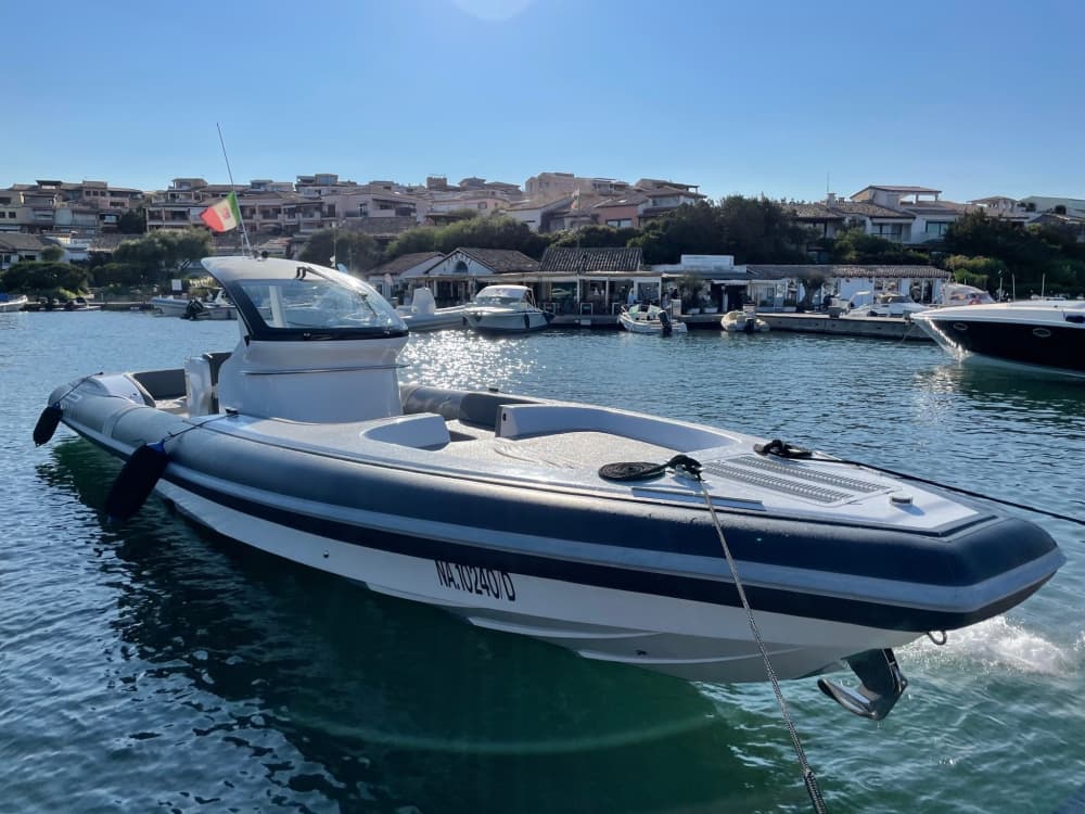 La tua barca a motore privata per una giornata intorno a Porto Rotondo