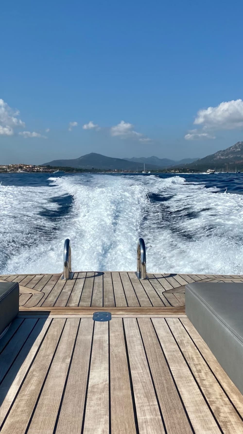 La tua barca a motore privata per una giornata intorno a Porto Rotondo