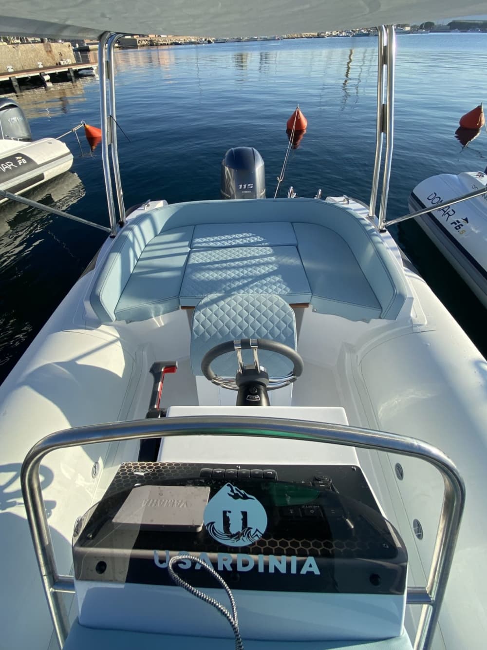 Een dag op een boot tussen Cala Mariolu, Biriala en Cala Luna.