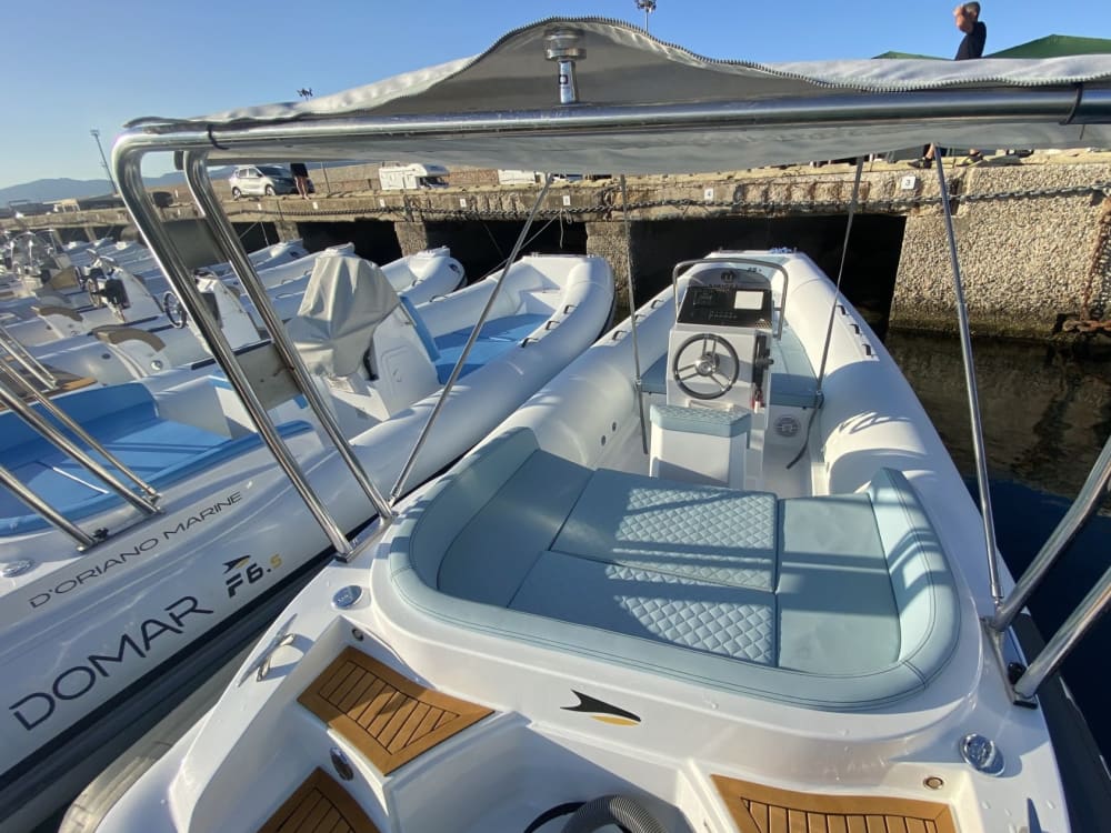 Een dag op een boot tussen Cala Mariolu, Biriala en Cala Luna.