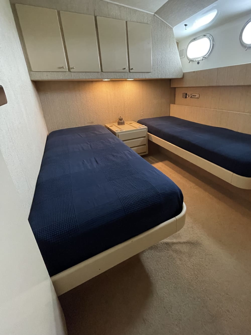 Eine elegante Yacht steht Ihnen den ganzen Tag zur Verfügung.