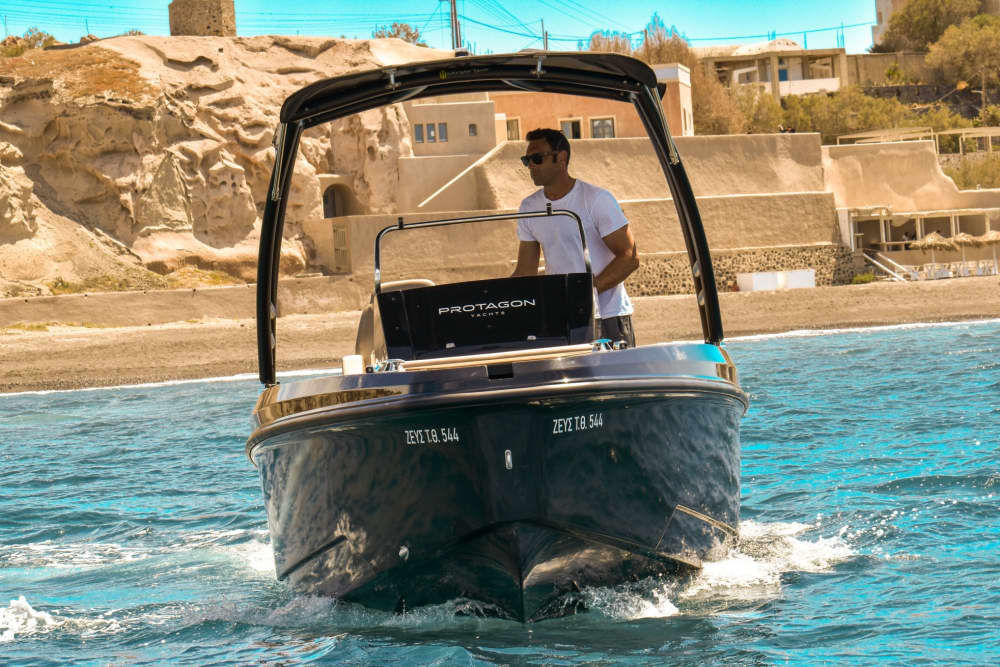 Escapade à Santorin : 4 heures de détente en bateau à moteur
