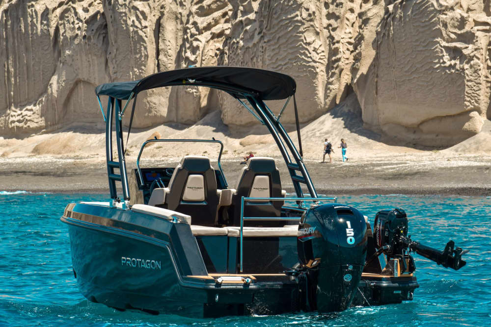 Escapade à Santorin : 4 heures de détente en bateau à moteur