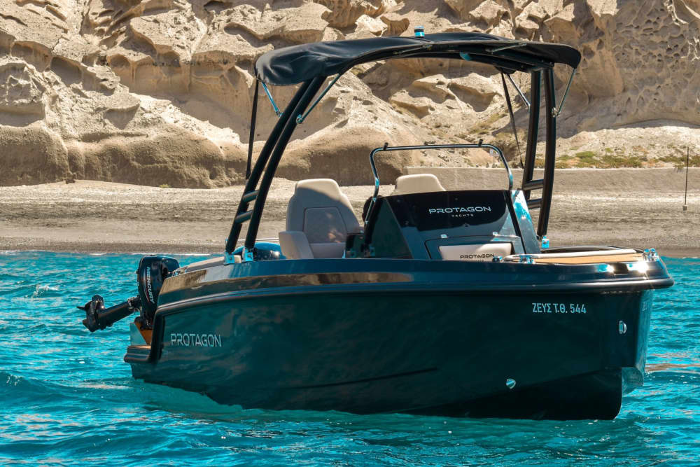 Escapade à Santorin : 4 heures de détente en bateau à moteur