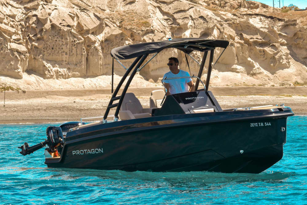 Escapade à Santorin : 4 heures de détente en bateau à moteur