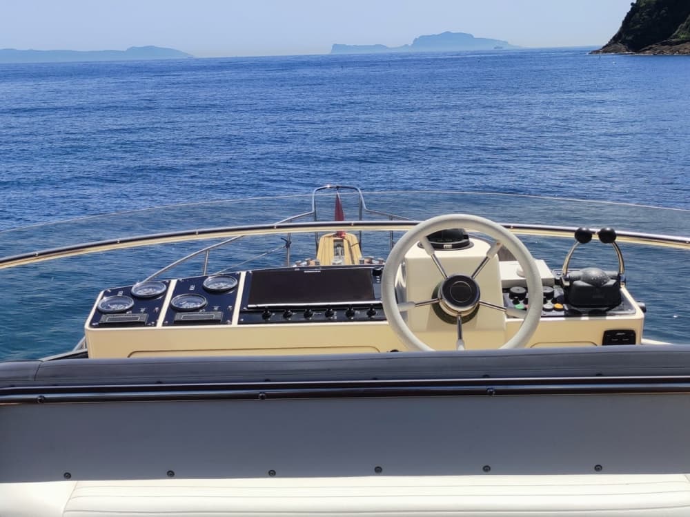 Private Bootstour rund um Neapel mit einem Motorboot