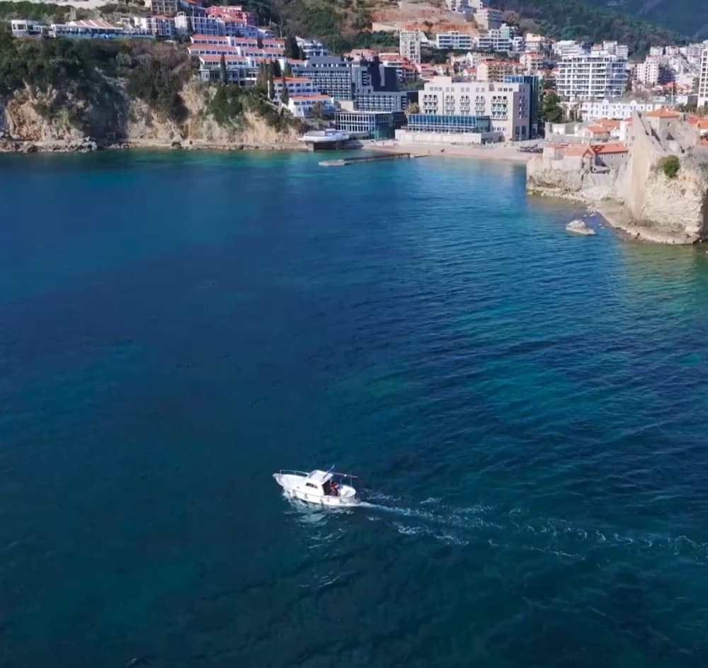 Budva'yı daha önce hiç olmadığı gibi bir motorlu tekne turuyla deneyimleyin.