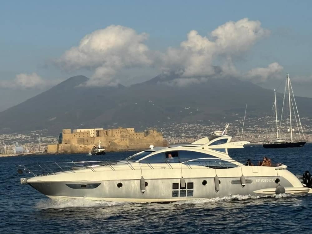Ein Tag, um Neapel zu entdecken: Das wahre Dolce Vita auf einer Motoryacht