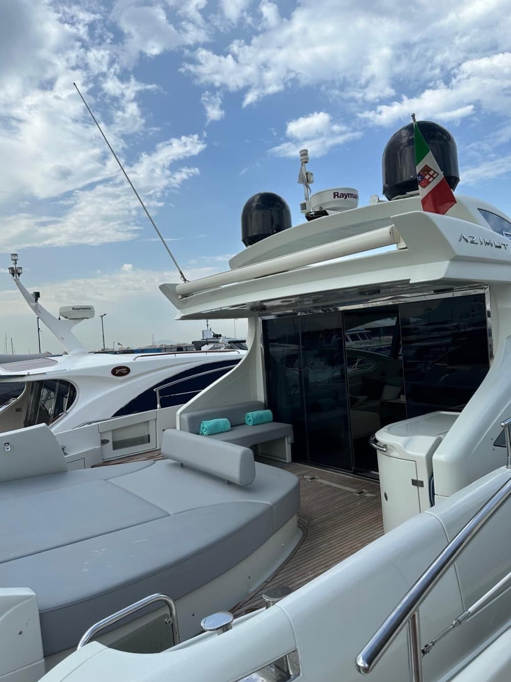 Ein Tag, um Neapel zu entdecken: Das wahre Dolce Vita auf einer Motoryacht