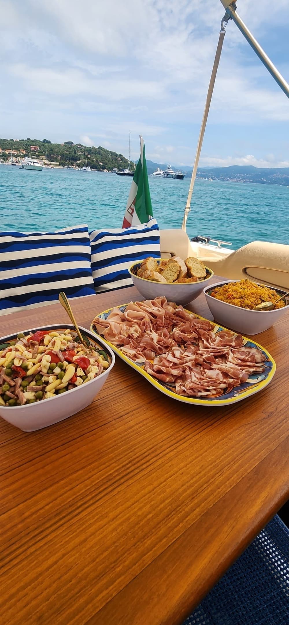 Descubre Ameglia en una excursión de un día completo en lancha motora.