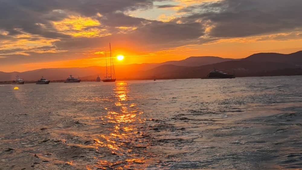 Pôr do sol em Cannes: Cruzeiro mágico no Mediterrâneo
